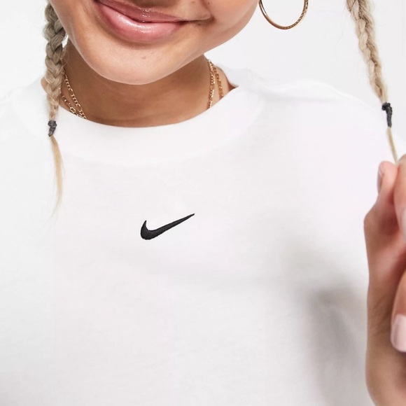 ASOS Nike essential boyfriend t-shirt in white - Picture 1 of 9